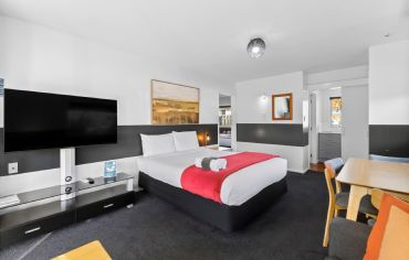 Superior One Bedroom Apartment (Sleeps 5)