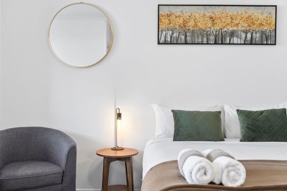 Queen Studio queen-size bed