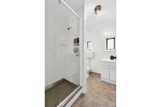 Queen Studio bathroom