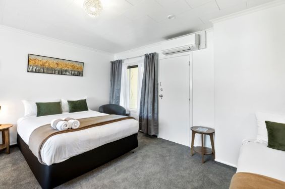 Queen Studio queen-size bed