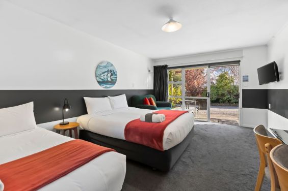 Superior Queen Studio