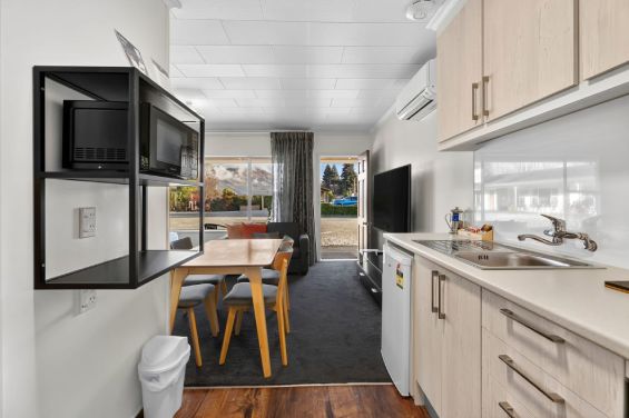 Superior One Bedroom Apartment kitchen