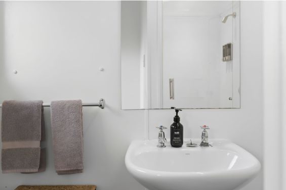 Superior One Bedroom Apartment bathroom